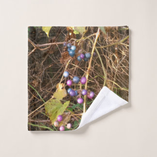 Wild Porcelain Berry Vine In Nature Towel Bad Handdoek