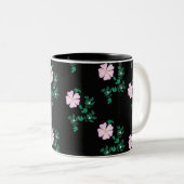 Wild Roos - Floral Pattern on Black Background Tweekleurige Koffiemok (Voorkant rechts)