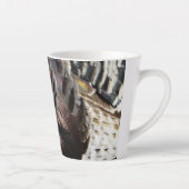 Wild Turkey Feathers I Abstract Natuur Design Latte Mok (Rechts)