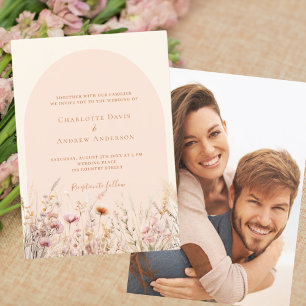 Wildbloemen perzik beige boog foto boho bruiloft kaart