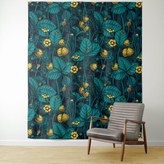 Wilde aardbeien, geel en blauw wandkleed (In situ)
