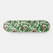 Wilde aardbeien op gebroken wit skateboard (Horizontaal)