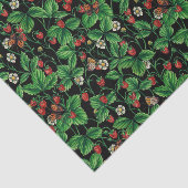 Wilde aardbeien op zwart tissuepapier (Detail)