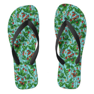 Wilde aardbeien op zwembad blauw teenslippers