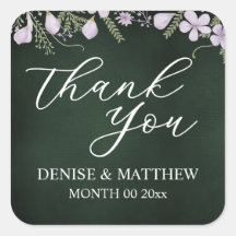 Wilde bloem en varen op bosgroen