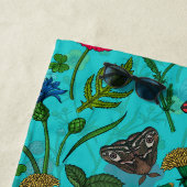 Wilde bloemen en motten op blauwgroen strandlaken (In situ)