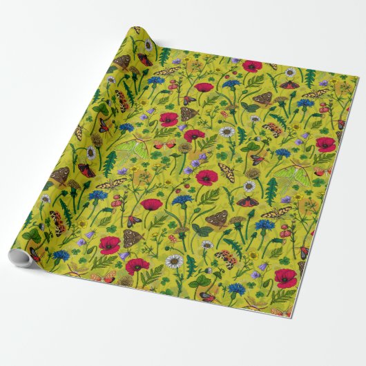 Wilde bloemen en motten op groen cadeaupapier (Uitgerold)