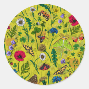 Wilde bloemen en motten op groen ronde sticker