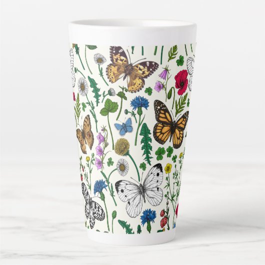 Wilde bloemen en vlinders op wit latte mok (Voorkant)