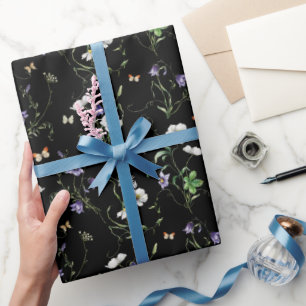 Wilde bloemen en vlinders op zwart cadeaupapier