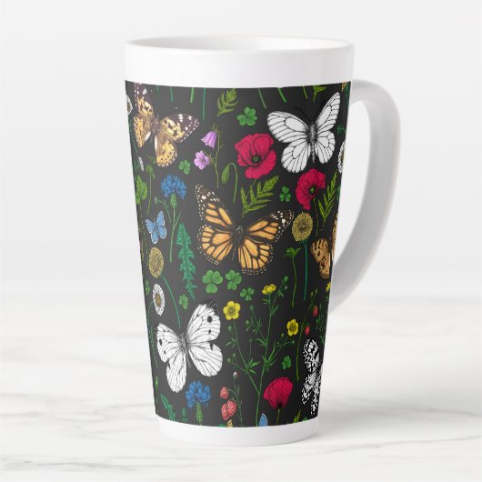 Wilde bloemen en vlinders op zwart latte mok (Rechterhoek)