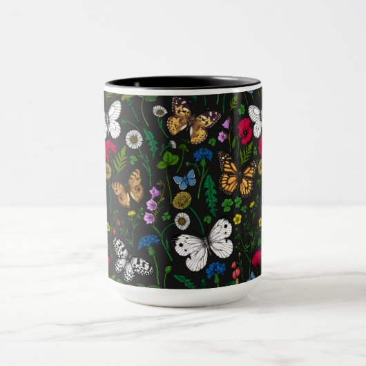 Wilde bloemen en vlinders op zwart mok (Midden)