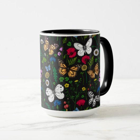 Wilde bloemen en vlinders op zwart mok (Voorkant rechts)
