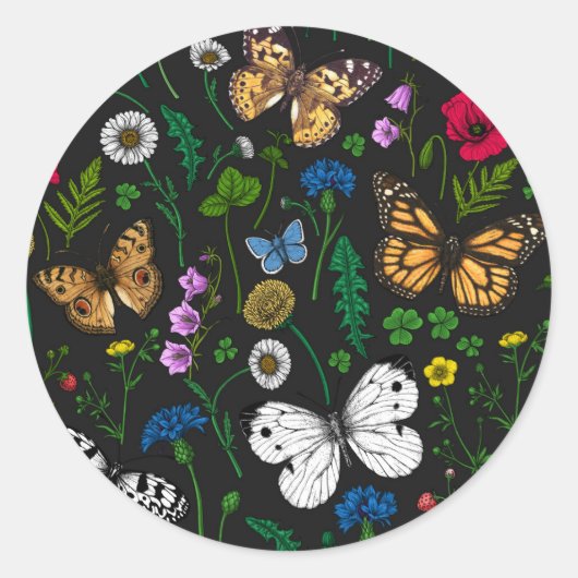 Wilde bloemen en vlinders op zwart ronde sticker (Voorkant)