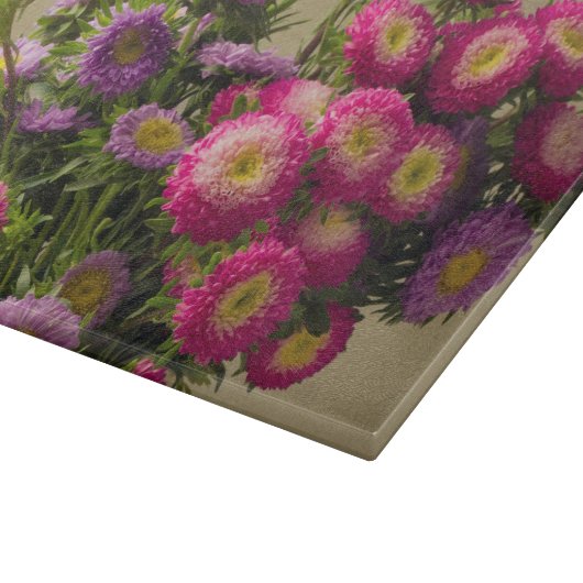 Wilde bloemen in een vaas glas snijplank (Hoek)