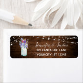 Wilde bloemen in Mason Jar Lights & Bruin Hout Etiket (Insitu)