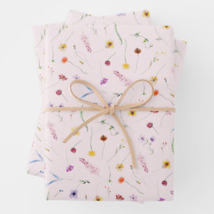 Wilde bloemen op roze inpakpapier vel