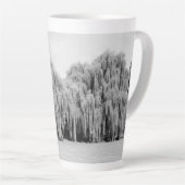 Wilde bomen met zwarte en witte weiden latte mok (Rechterhoek)