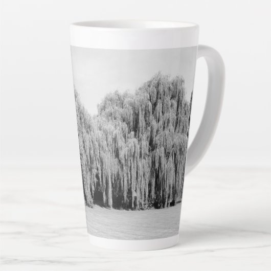 Wilde bomen met zwarte en witte weiden latte mok (Rechterhoek)