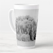 Wilde bomen met zwarte en witte weiden latte mok (Linkerhoek)