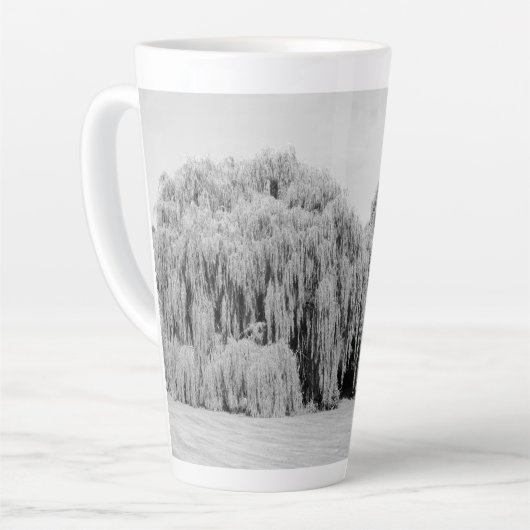 Wilde bomen met zwarte en witte weiden latte mok (Linkerhoek)