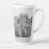 Wilde bomen met zwarte en witte weiden latte mok (Rechts)