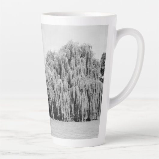 Wilde bomen met zwarte en witte weiden latte mok (Rechts)