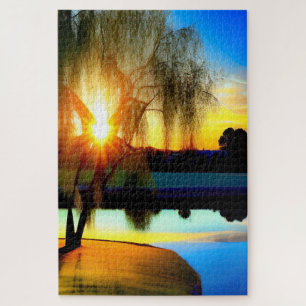 Wilde boom op zonsondergang door de vijver legpuzzel