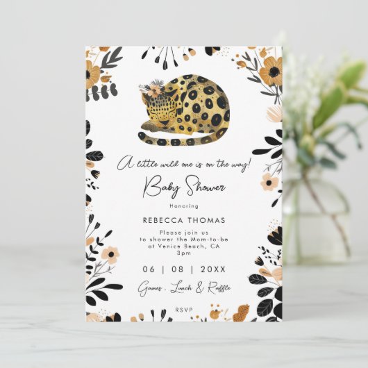 wilde een leopard bloemige baby shower uitnodiging (Staand voorkant)