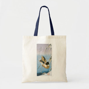 Wilde eend zwemmend tussen sneeuwbeladen riet door tote bag