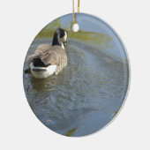 Wilde ganzen zwemmen in het meer, watercirkel keramisch ornament (Links)