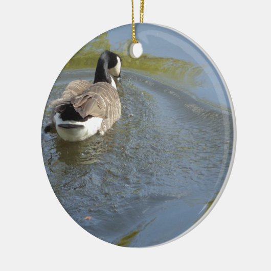 Wilde ganzen zwemmen in het meer, watercirkel keramisch ornament (Links)