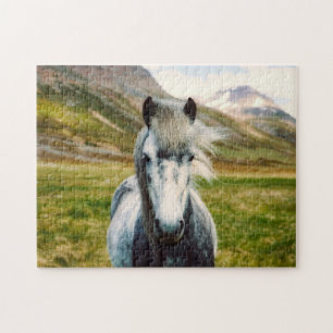 Wilde grijze paarden in de bergen legpuzzel
