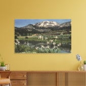 Wilde Iris groeit nabij de moedervlek van Mammoth Canvas Afdruk (Insitu (Woonkamer))