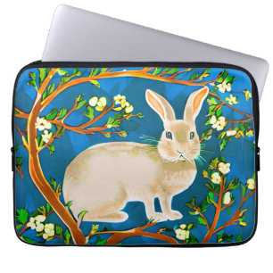 Wilde konijn en bloeiende takken laptop sleeve