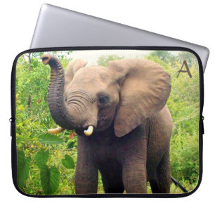 Wilde olifant met tropische planten en monogram laptop sleeve