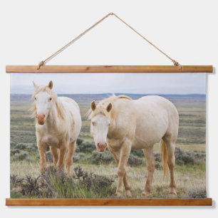 Wilde paard dat rondloopt op de prairie van Cody Hangend Wandkleed