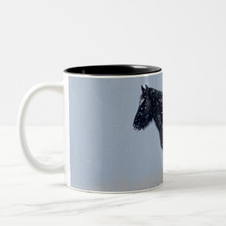 Wilde paard in een sneeuwstorm tweekleurige koffiemok