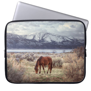 Wilde paard: Nevada winterlandschap. Laptop Sleeve