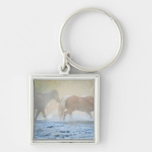 Wilde paarden die door water lopen sleutelhanger