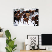 Wilde paarden die op sneeuw lopen poster (Thuiskantoor)