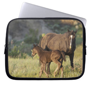 Wilde paarden in Theodore Roosevelt National Park Laptop Sleeve