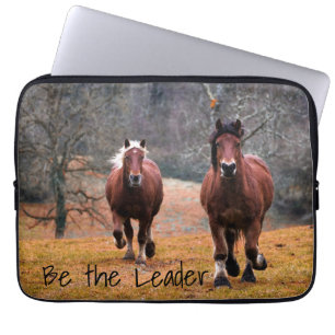 Wilde paarden Racing in Bossen Laptop Sleeve