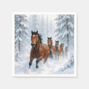 Wilde paarden rennen door een besneeuwd bos servet