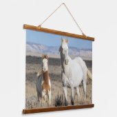 Wilde paarden thuis in het Sandwash-bekken Hangend Wandkleed (Gebogen)