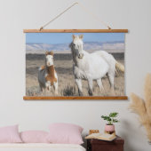 Wilde paarden thuis in het Sandwash-bekken Hangend Wandkleed (Slaapkamer)