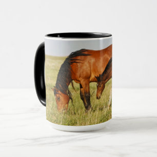 Wilde paardenmoeder en veulen grazen mok