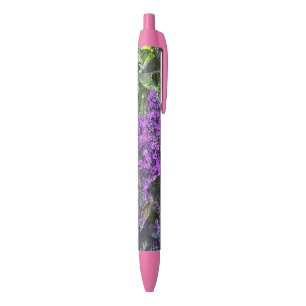 Wilde paarse lila bloemen met lentgroene bladeren zwarte inkt pen