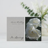 Wilde witte rozen in het liefdevol van geheugenaan kaart (Staand voorkant)