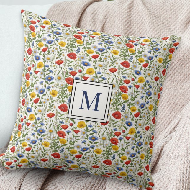 Wildflowers  Bloempatroon Monogram Kussen (A monogrammed throw pillow with pretty wildflowers pattern in bright summer colors)